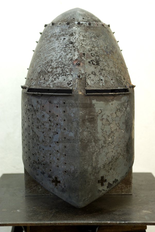Hem wielki datowany na poow XIV wieku. Hartowany i odpuszczany do twardoci 30 HRC./Great helm dated for half of XIV c. Heat hardened and tempered up to 30 HRC.